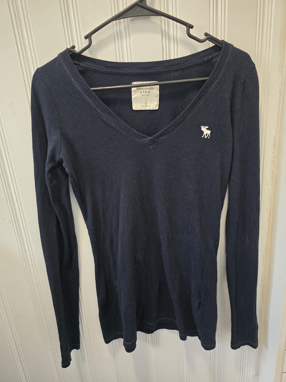 Abercrombie & Fitch Y2K Navy V-Neck Long Sleeve Tee with Embroidered Moose